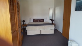Cascades Lakefront Motel