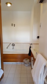 Cascades Lakefront Motel
