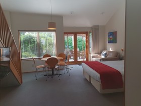 Cascades Lakefront Motel