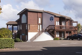 Cascades Lakefront Motel