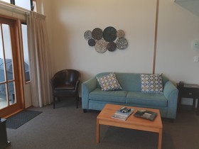 Cascades Lakefront Motel