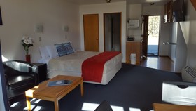 Cascades Lakefront Motel