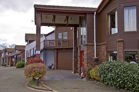 Cascades Lakefront Motel