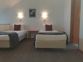 Cascades Lakefront Motel