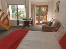 Cascades Lakefront Motel