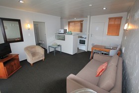 Courtney Motel