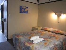 Gables Lakefront Motel