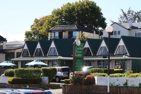 Gables Lakefront Motel
