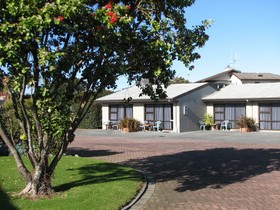 Cobblestone Court Motel