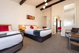 Cobblestone Court Motel