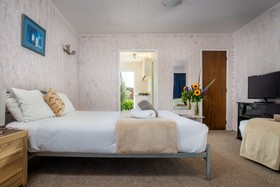 Roselands Motel