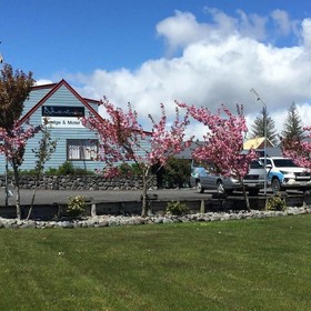 Adventure Lodge & Motel