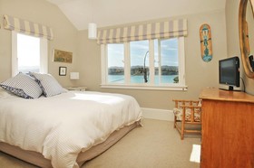 Beachfront Wellington Bed & Breakfast