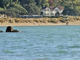 Beachfront Wellington Bed & Breakfast