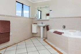 Kingswood Manor Motel