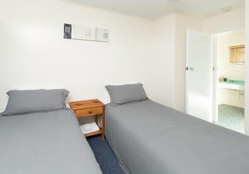 Marina Court Motel & Apartments