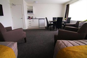 Airport Palms Motel