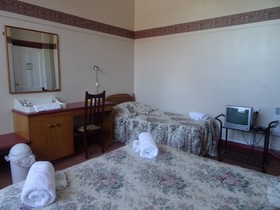 Sahara Guesthouse, Motel & Deluxe Studios