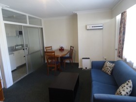 Sahara Guesthouse, Motel & Deluxe Studios