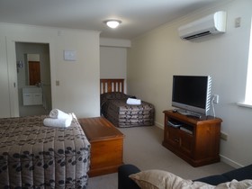Sahara Guesthouse, Motel & Deluxe Studios