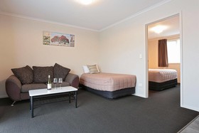 Admiral Court Motel & Apartments