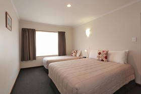 Admiral Court Motel & Apartments