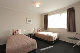 Admiral Court Motel & Apartments