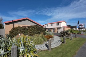 Admiral Court Motel & Apartments