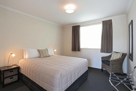 Admiral Court Motel & Apartments