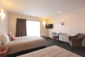 Admiral Court Motel & Apartments