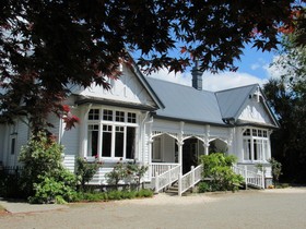 White Elephant Backpackers And Lodge