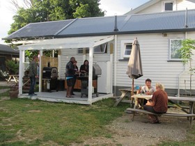 White Elephant Backpackers And Lodge