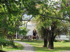 White Elephant Backpackers And Lodge