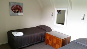 Admirals Motor Inn