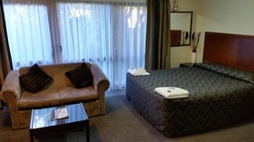 Admirals Motor Inn
