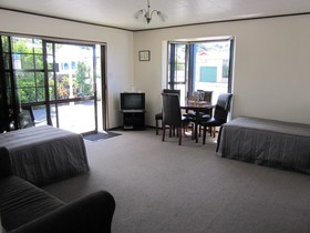 AAA Thames Court Motel