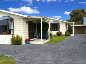 AAA Thames Court Motel