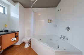Picton Beachcomber Inn