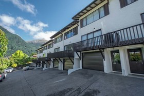 Central Queenstown Malaghan Apartment