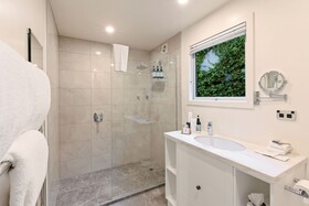 Queenstown House Boutique Bed & Breakfast & Apartments