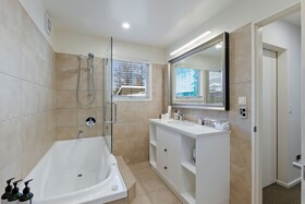 Queenstown House Boutique Bed & Breakfast & Apartments