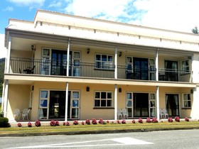Lantern Court Motel