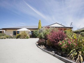 Apollo Lodge and Apartment