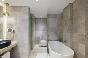 Maani Muscat Hotel & Suites