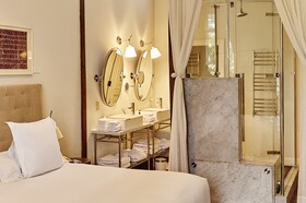 Hotel B