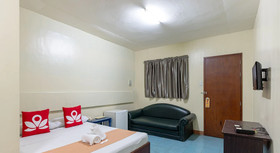 Middle Town Inn by ZEN Rooms