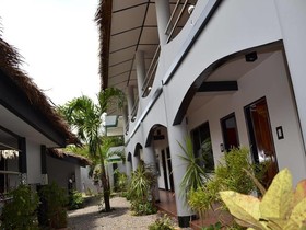 Micky Santoro Hotel & Restaurant
