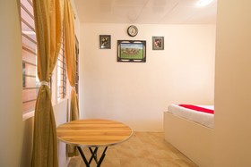 J5 Guest House & Restobar by OYO Rooms