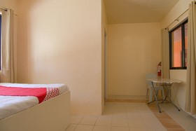 J5 Guest House & Restobar by OYO Rooms