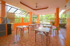 J5 Guest House & Restobar by OYO Rooms